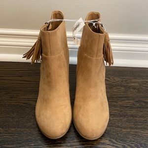 New with tag tan booties